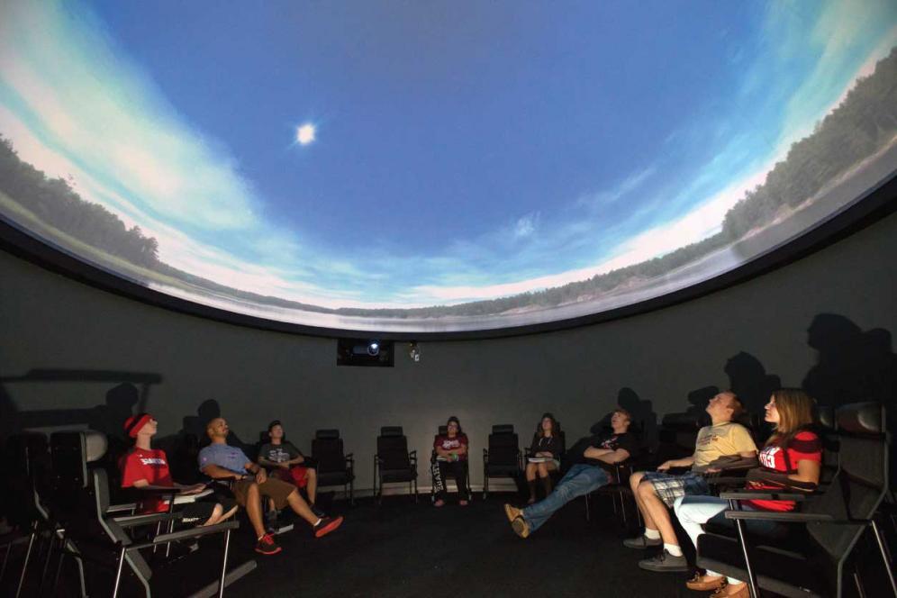 天文馆包含一个Spitz SciDome高清双投影仪影院系统，用于高分辨率科学...