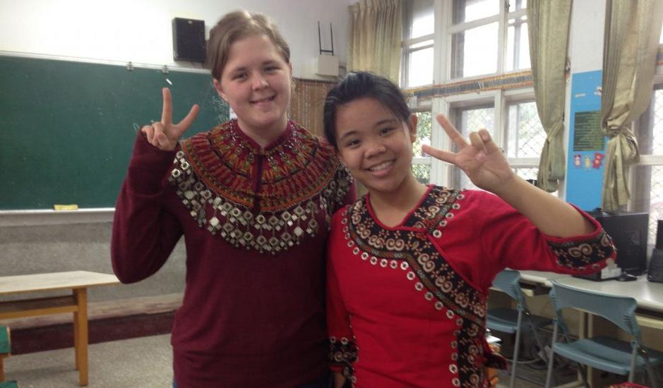 杰西宾格曼 ?16戴着传统的排湾领，和她六年级的学生安妮在一起...