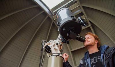 Students using the Griffin Observatory at the Kemper Center campus.